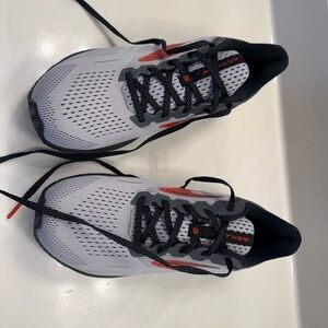 Brooks Anthem 5 Light Grey Running Shoes - Size 11, Like New